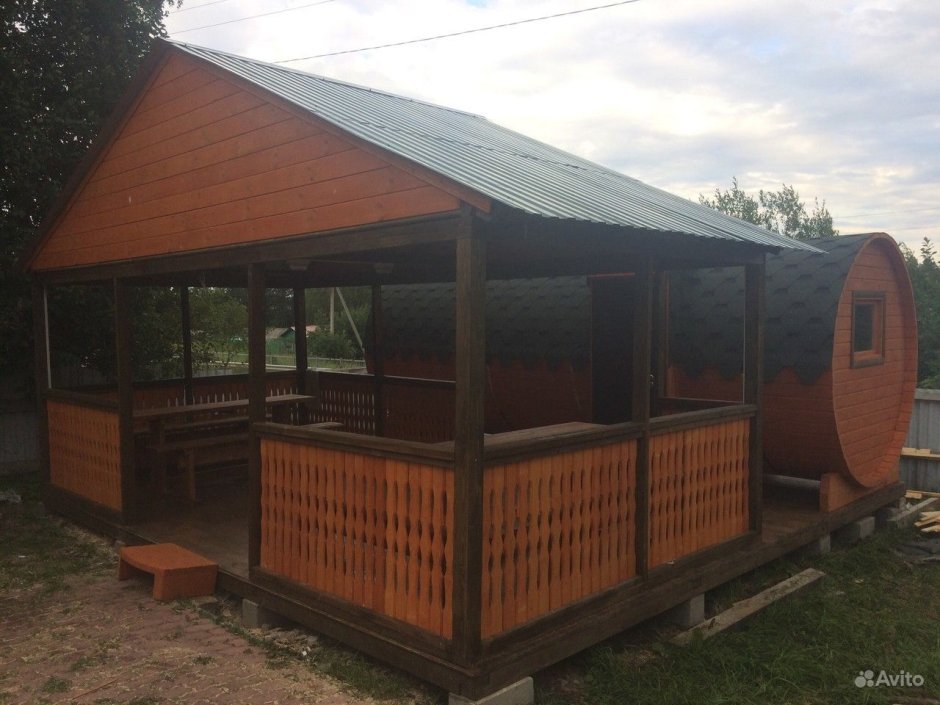 Баня бочка с пристроенной верандой