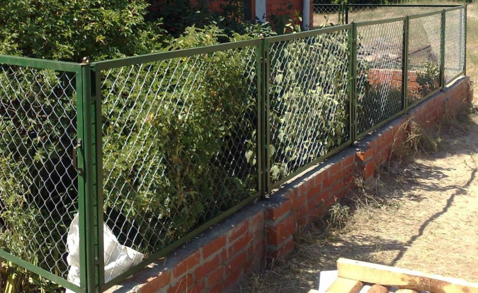Забор сетка рабица с лентами