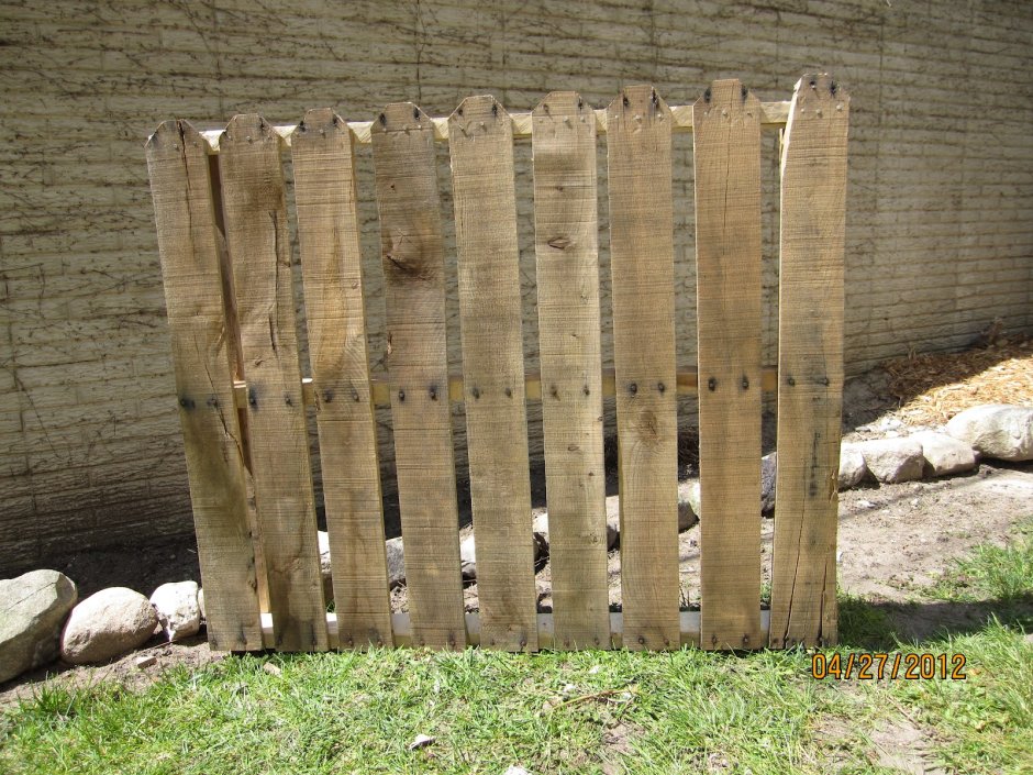 Забор из поддонов для дачи без столбов