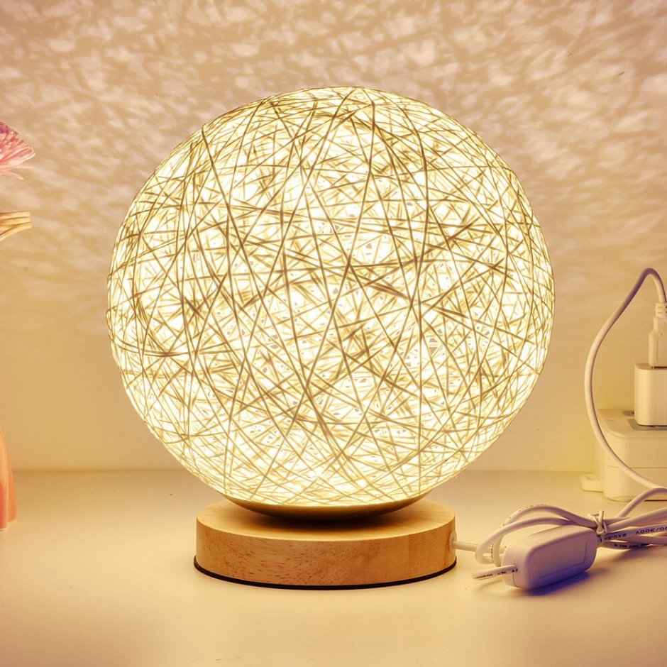Настольный светильник-шар из ротанга Creative Rattan Ball Lamp