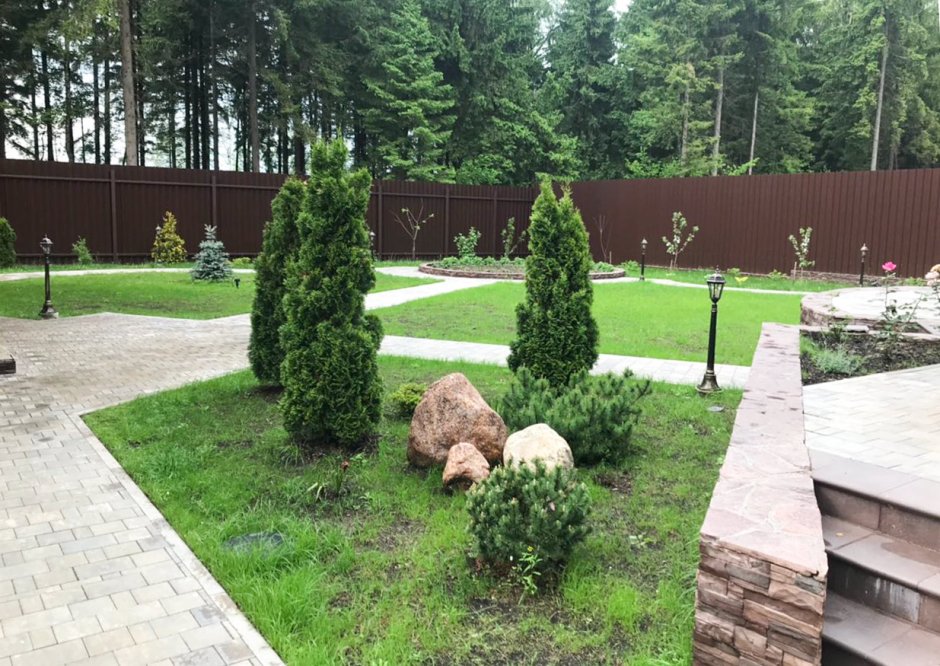 Изгородь перед домом