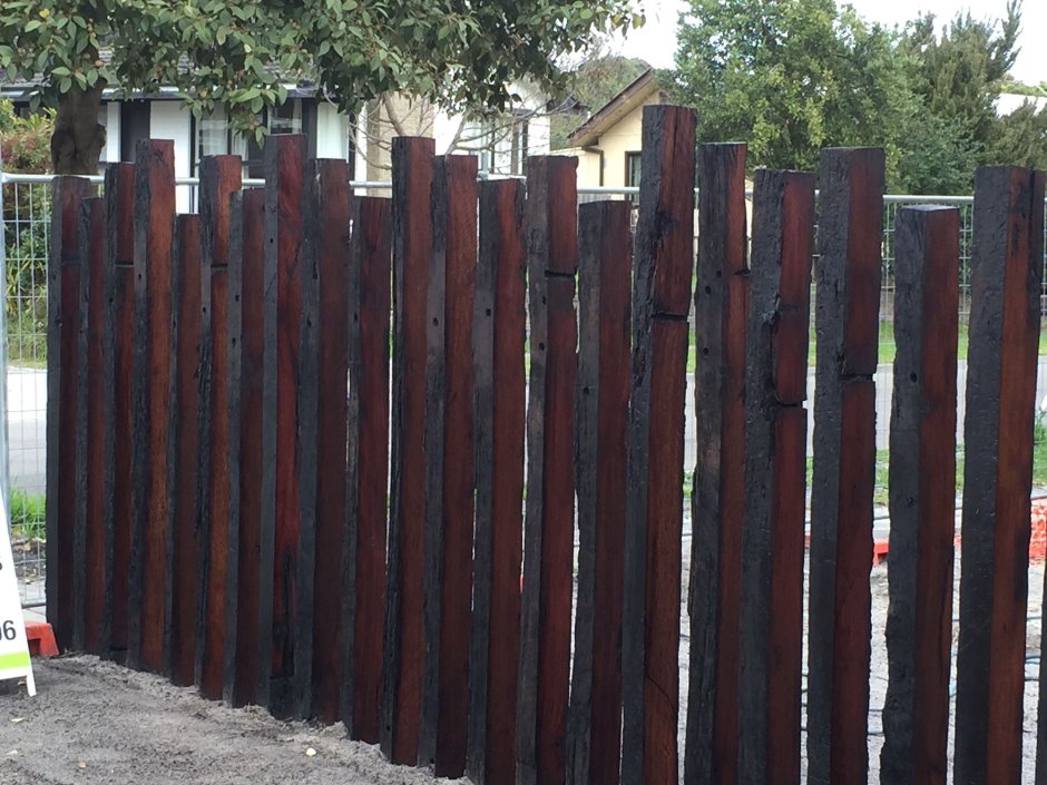 Забор из бетонных шпал