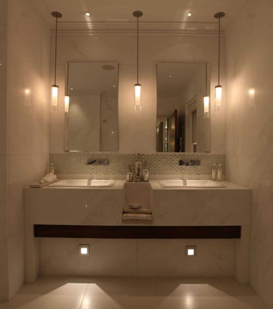 Светильник в ванной над зеркалом круглым