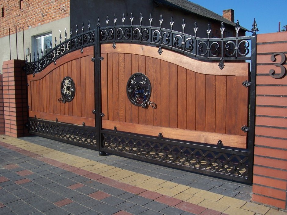 Забор с элементами ковки деревянный