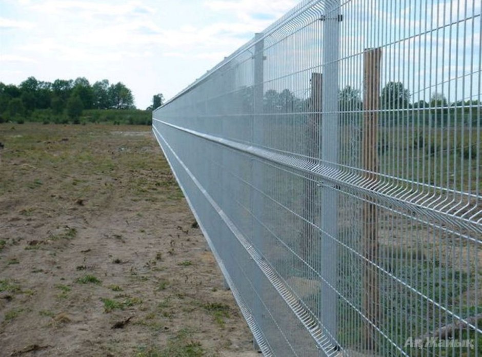 Забор из сварной оцинкованной сетки фото