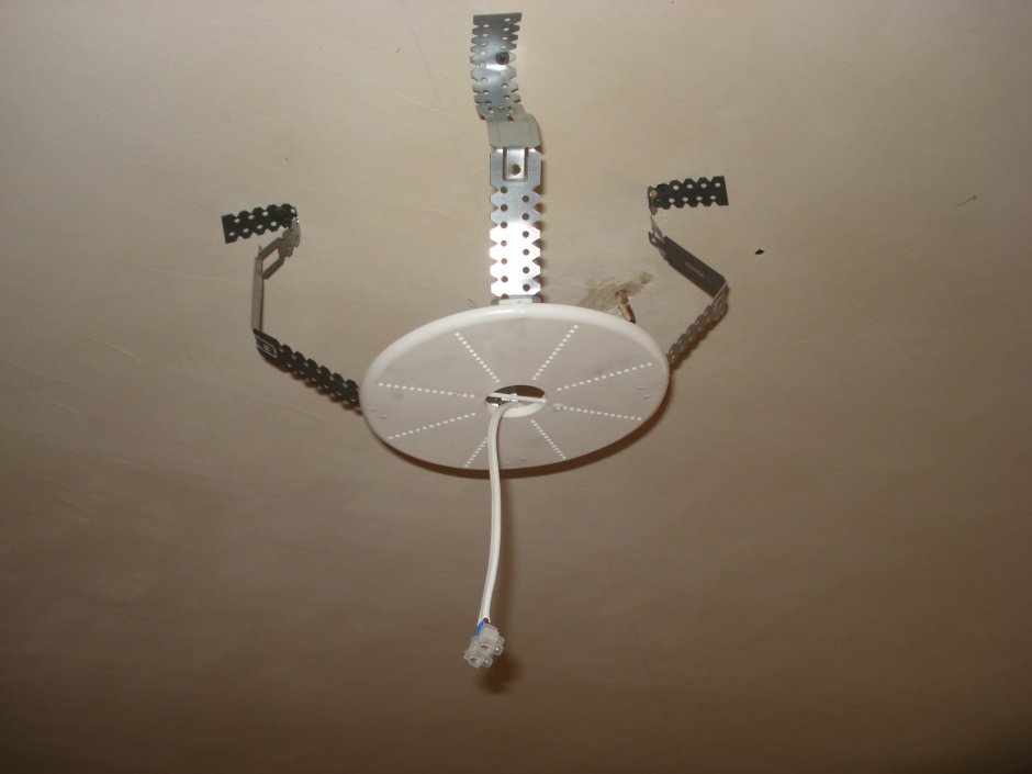 Регулируемая стойка для светильников в натяжной потолок