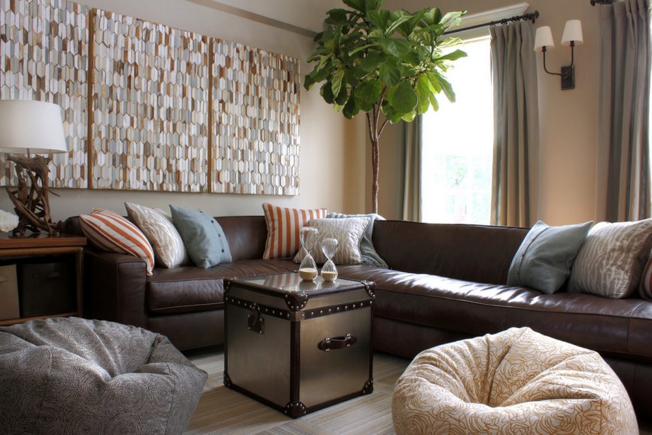 Серо коричневый диван в интерьере