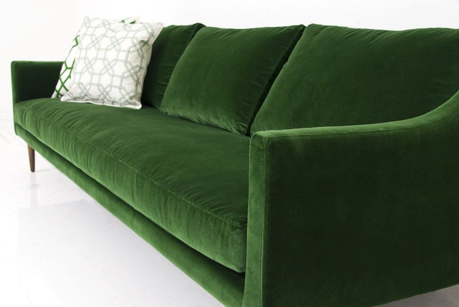 Маленький зеленый диван