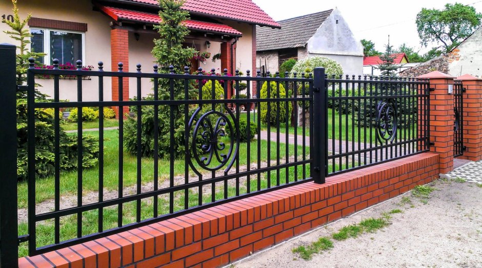 Ограждение из сетки рабицы
