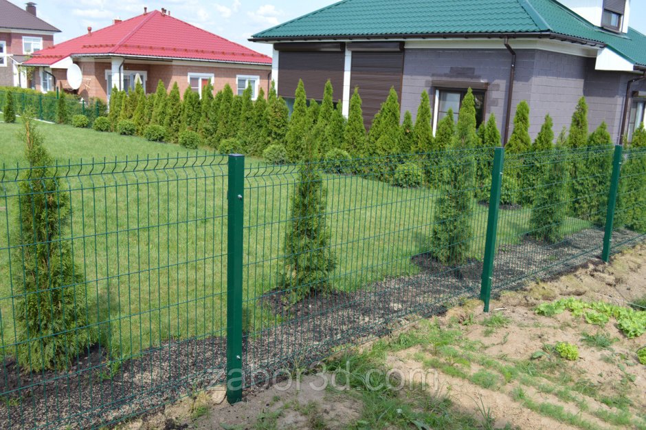 Забор с колючей проволокой