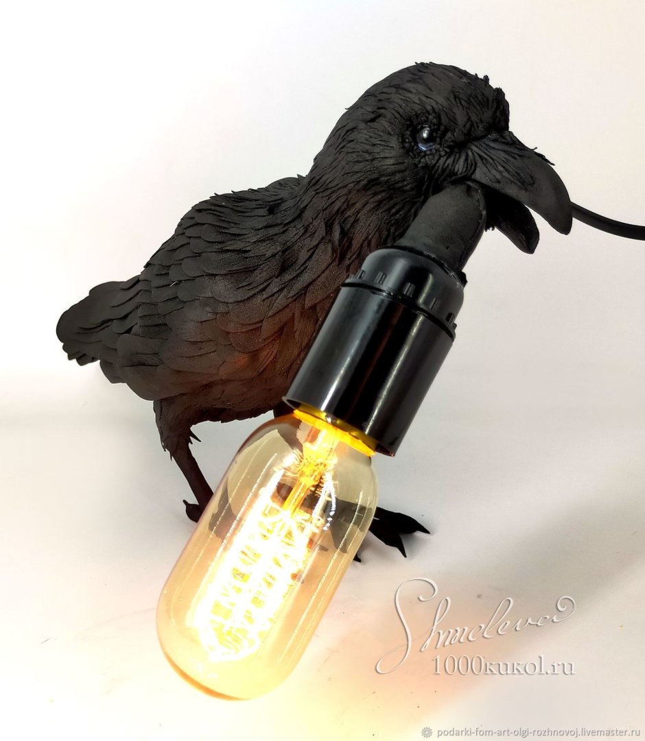 Светильник ворона держит лампу