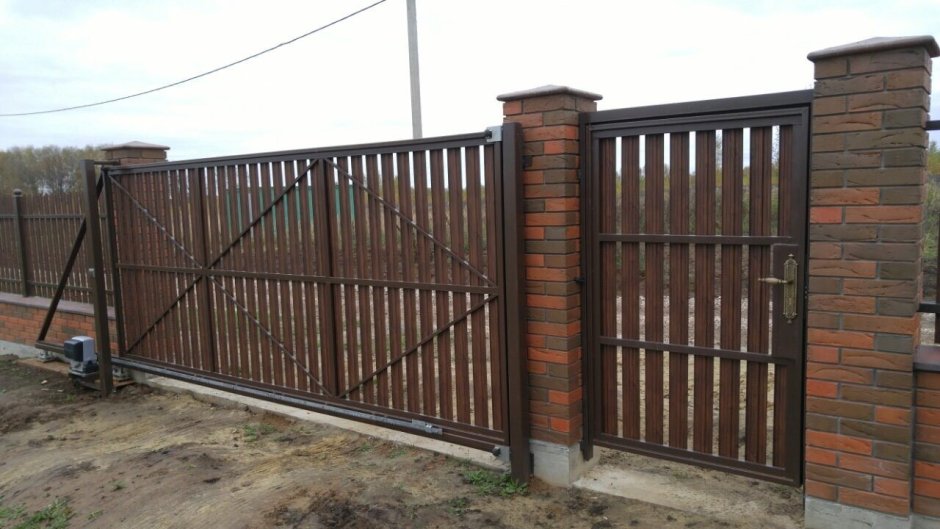 Забор из евроштакетника с откатными воротами