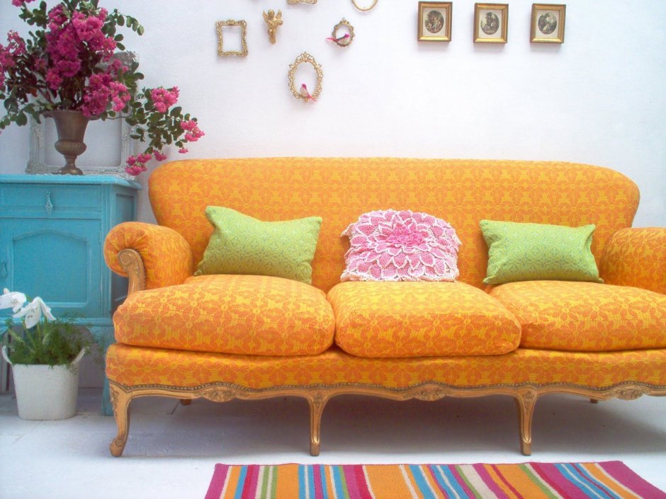 Коричневый диван с подушками желтыми