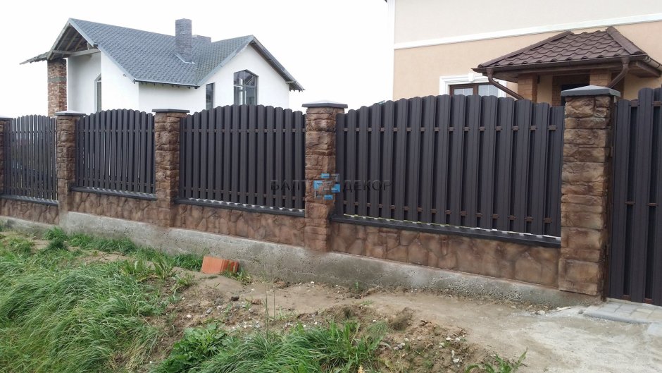 Забор облицованный камнем