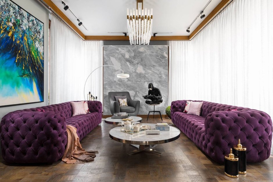 Дизайн с фиолетовым диваном комнаты