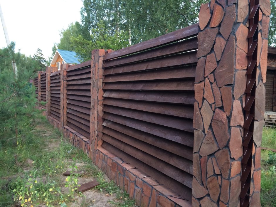 Каменное дерево забор