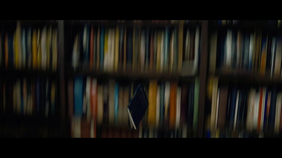 Комната с книжными полками