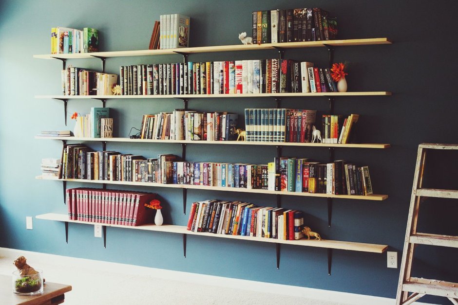 Книжный стеллаж в деревянном доме