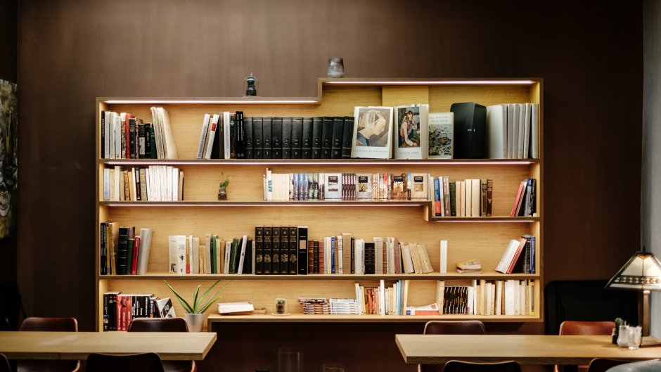 Декор книжного стеллажа