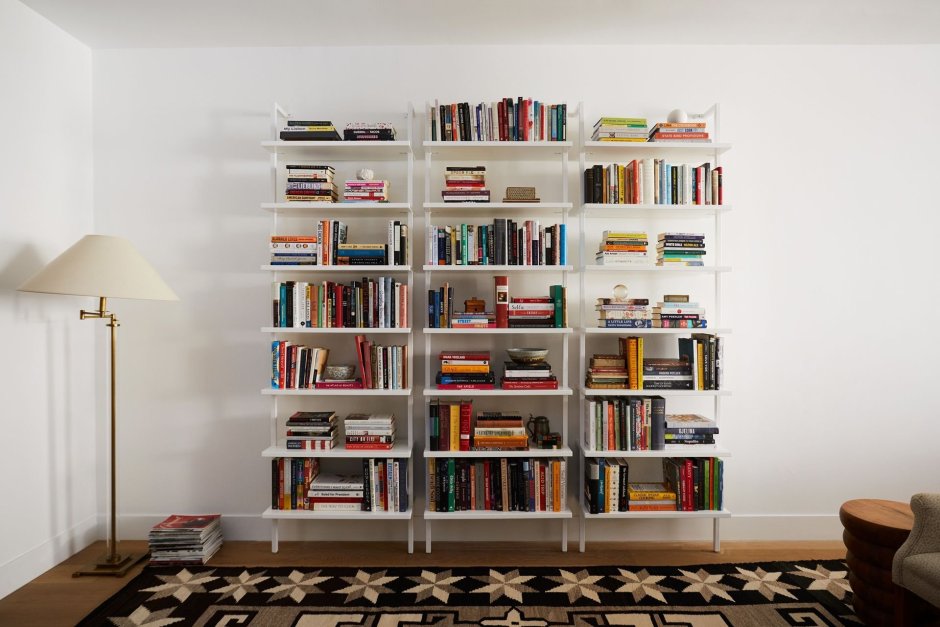 Комната с книжными полками и цветами