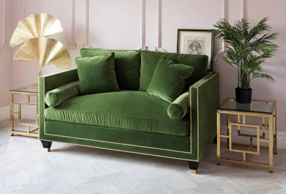 Зеленый диван с желтыми подушками