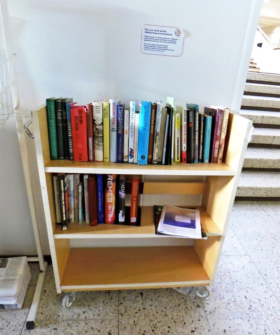 Книжный стеллаж под буккроссинг