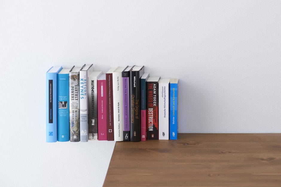 Стопка книг в интерьере