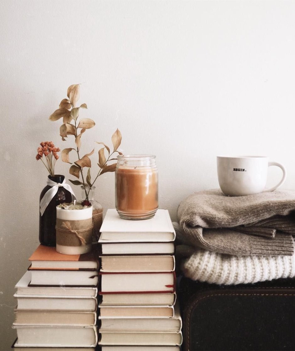 Уютная полка с книгами