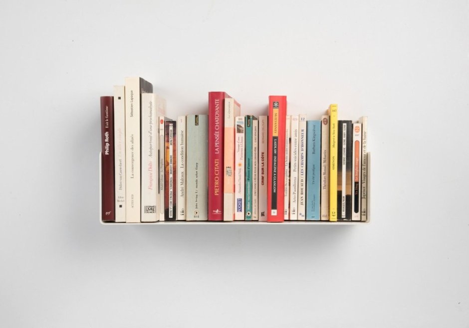 Книги на полке