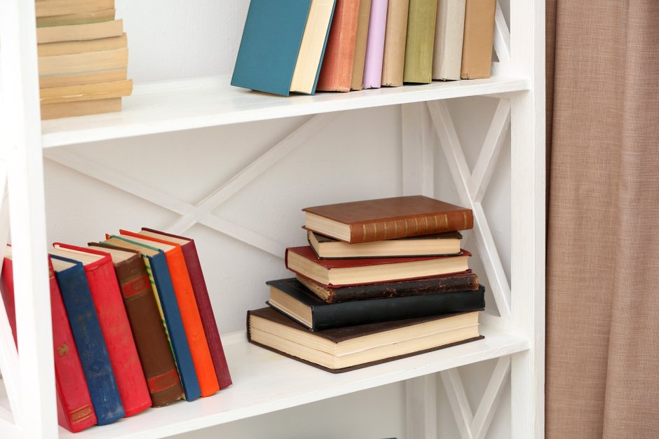 Стопка книг на полке