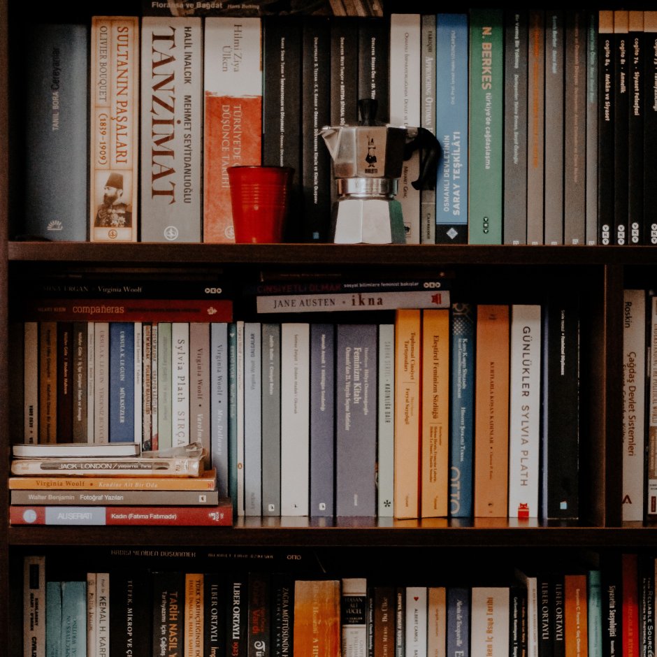 Книжные полки с книгами