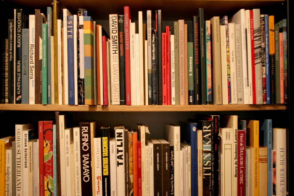 Книжная полка с книгами