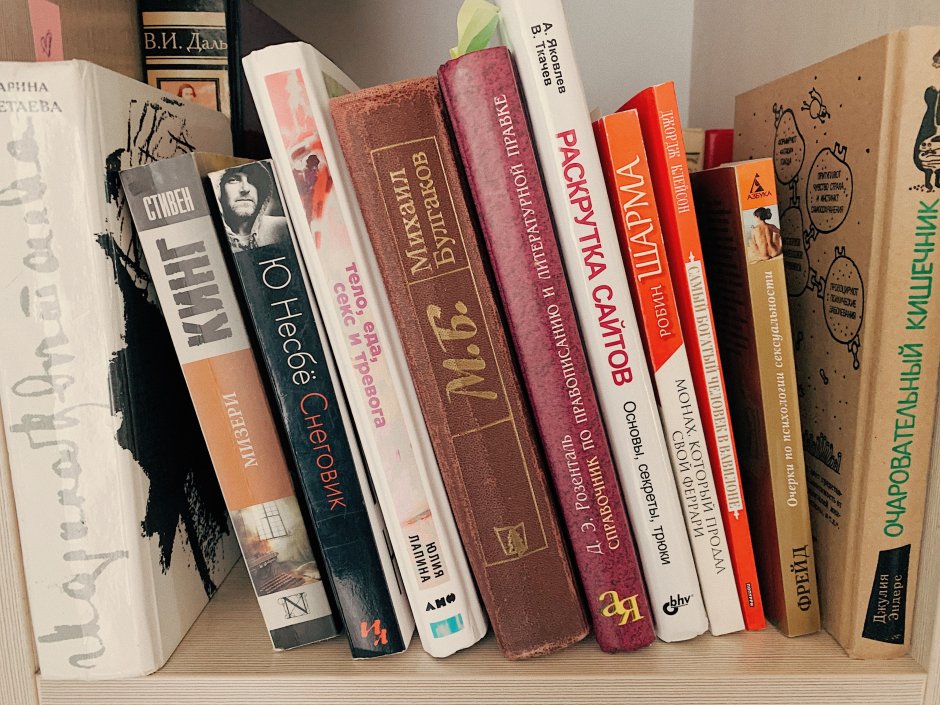 Стопка книг в интерьере