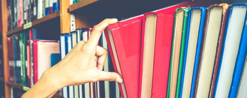 Книжные полки люди с книгами