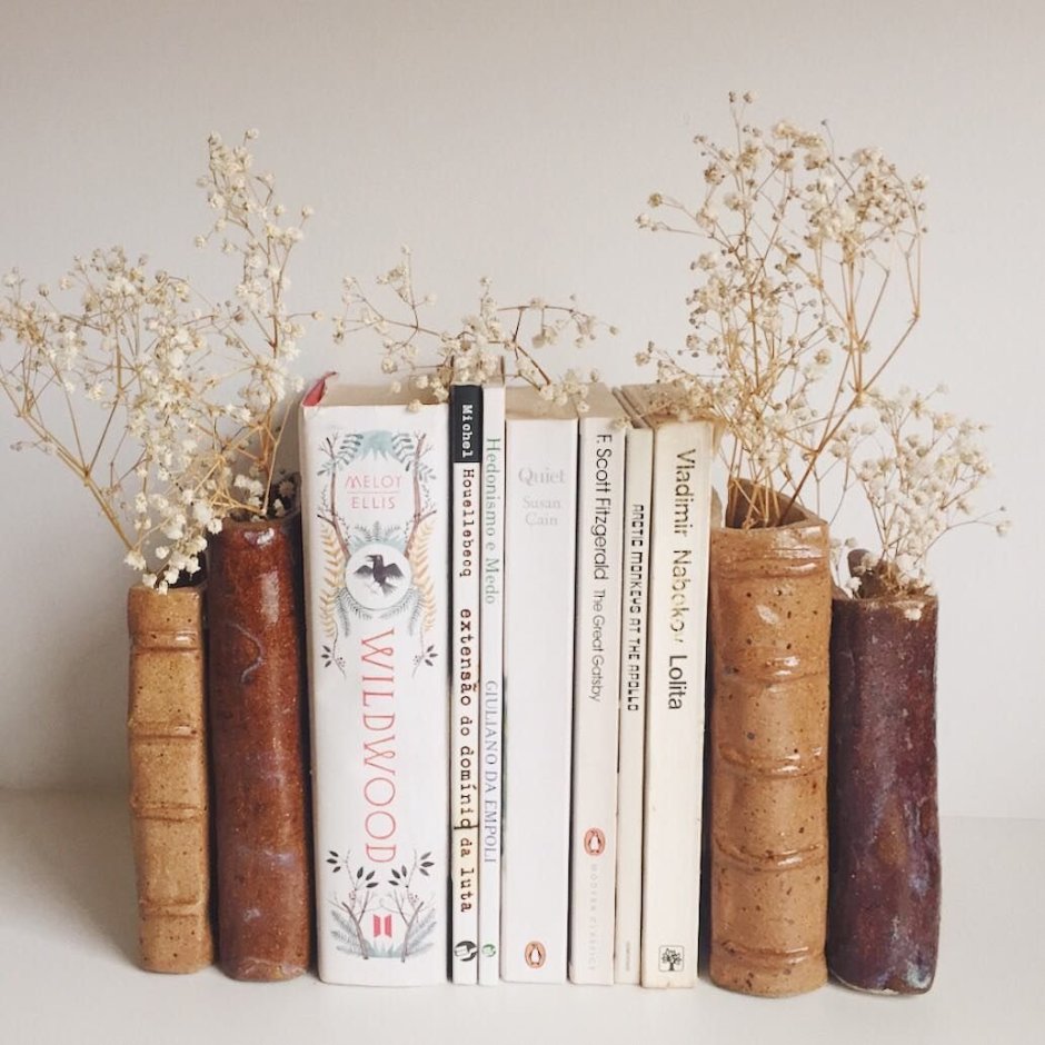 Стопка книг декор