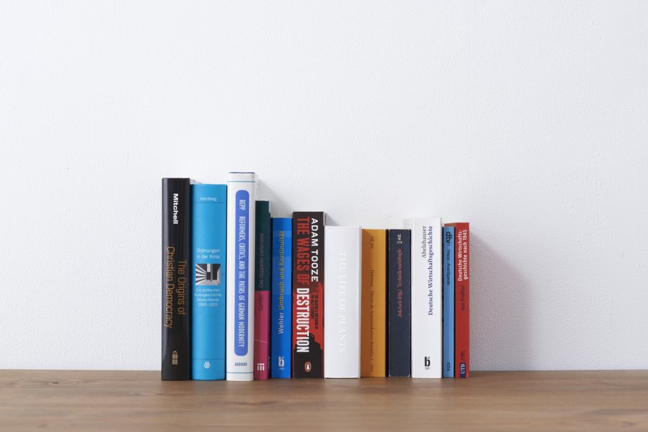 Стопка книг на полке