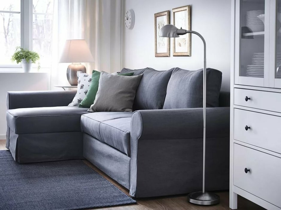 Дизайн зала с серым диваном