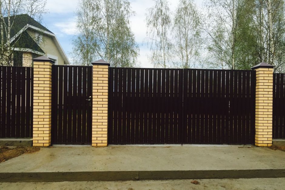 Кирпичный забор с откатными воротами