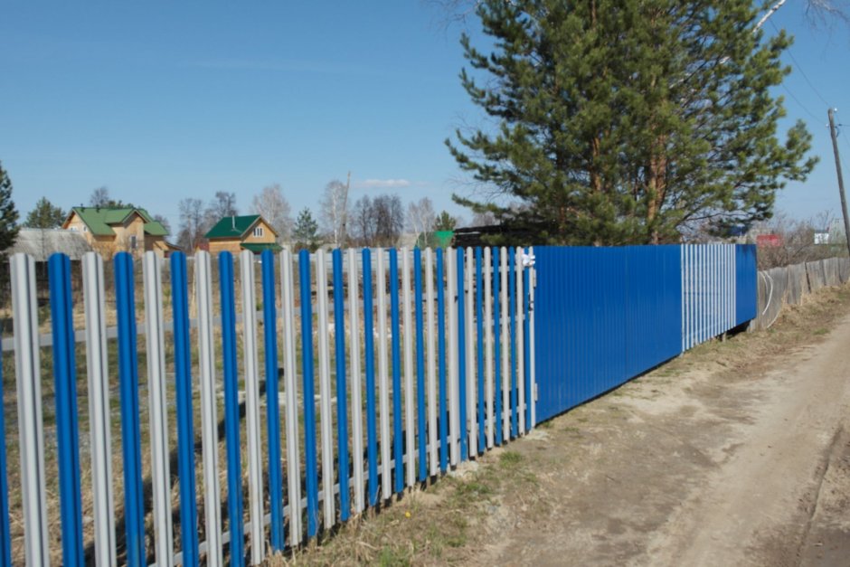 Забор из профнастила синий фото