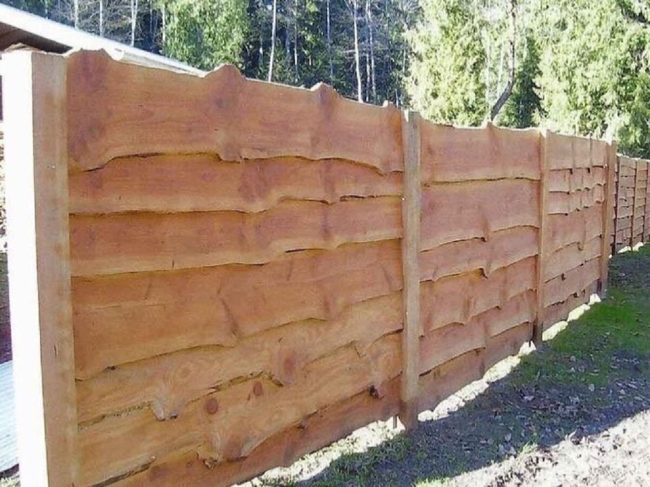Забор из необрезной доски вертикальный фото