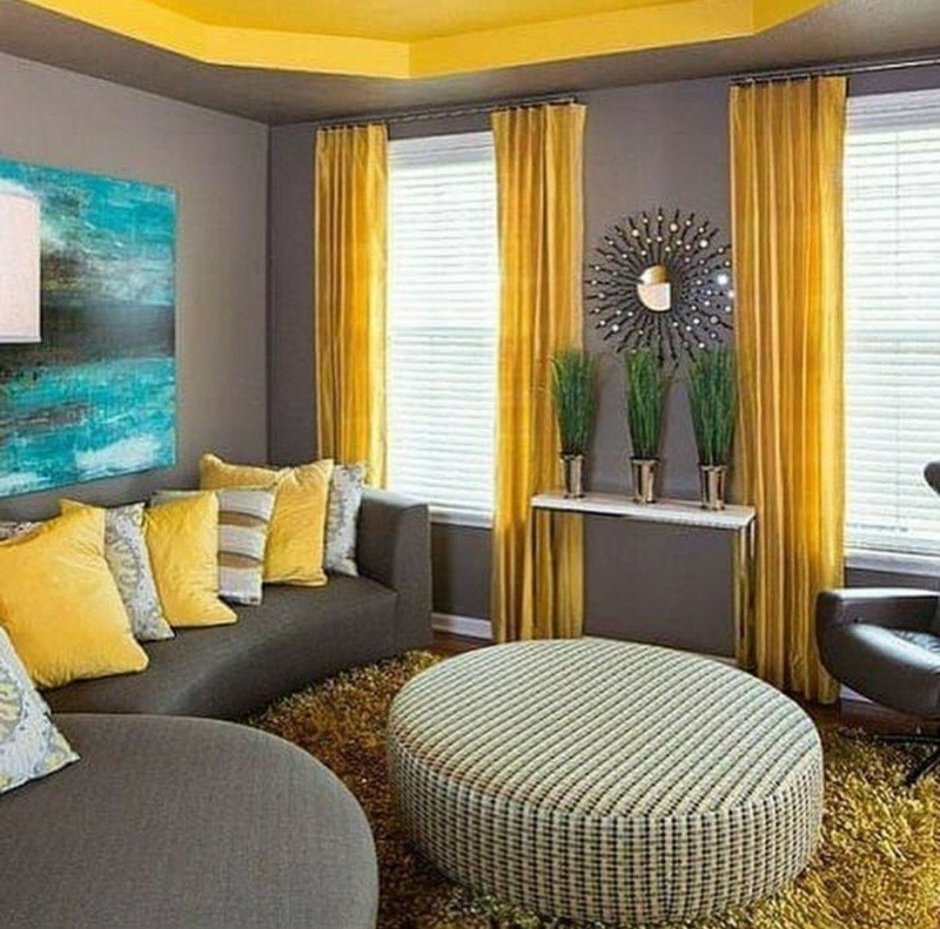 шторы к желтому дивану в интерьере гостиной