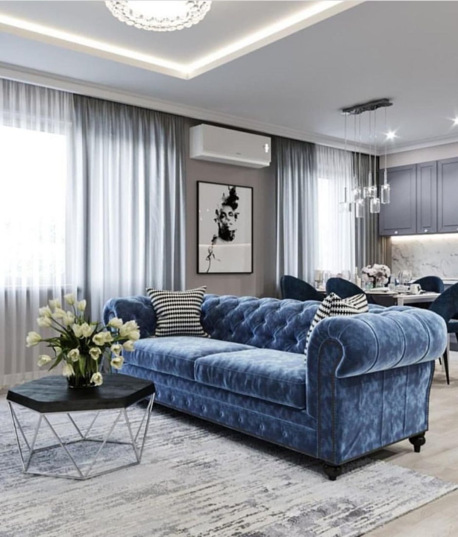 Серый диван в интерьере гостиной и шторы