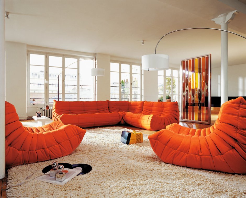 Оранжевый диван в интерьере сочетание