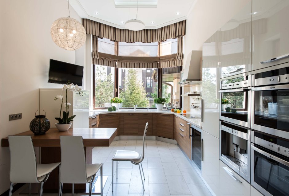 Кухня гостиная с угловым окном дизайн