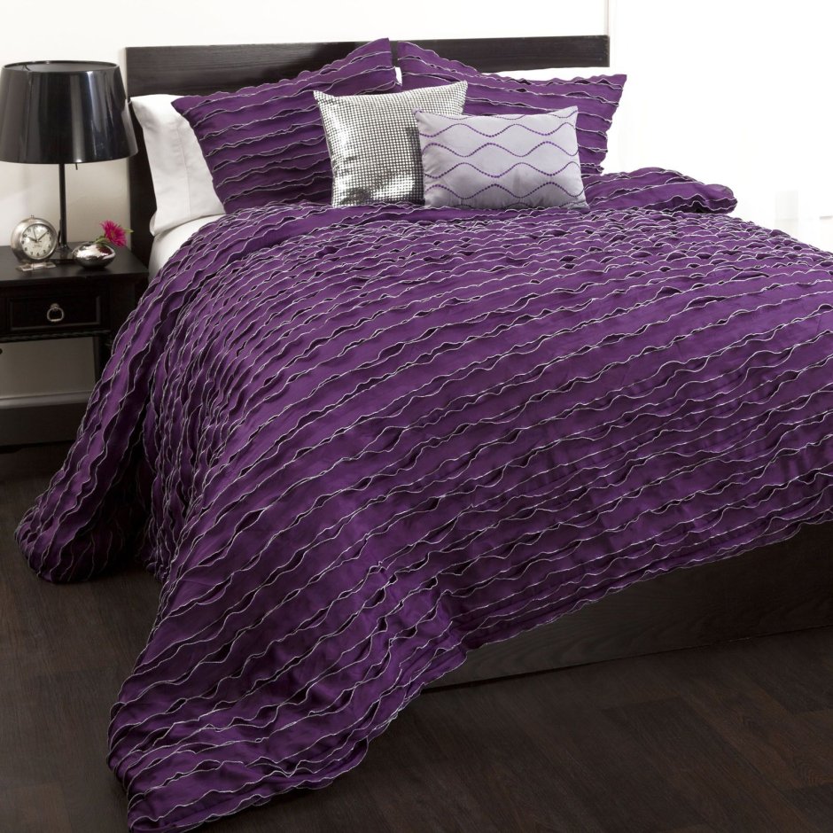 Фиолетовый плед на кровать