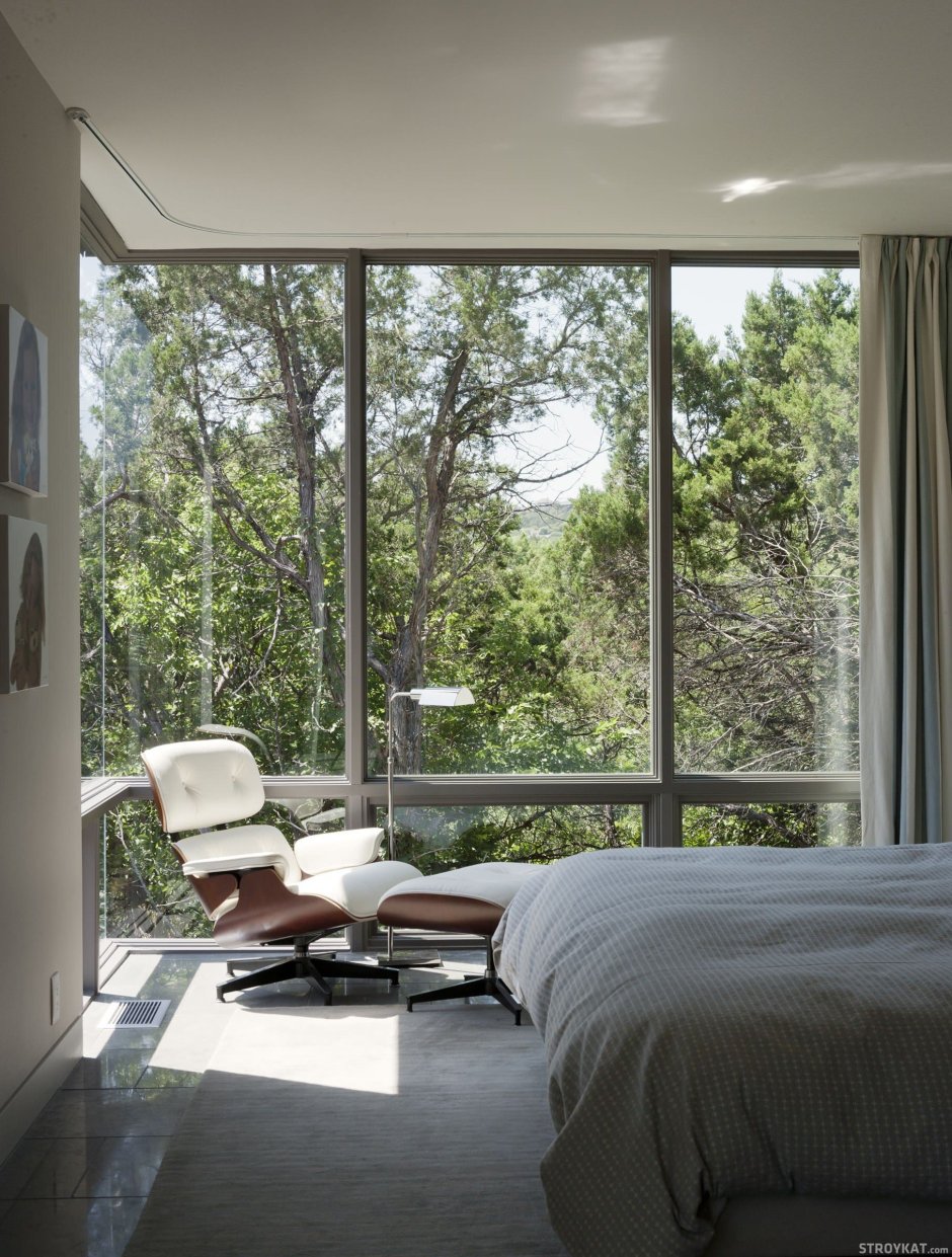 Спальня с витражными окнами