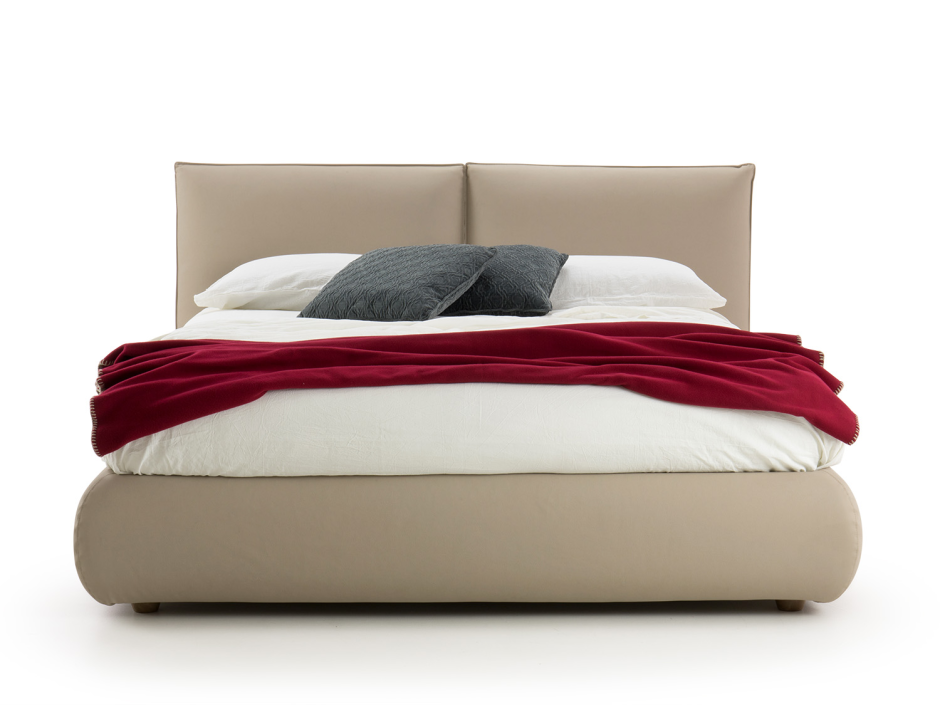 Кровать с мягкими подушками
