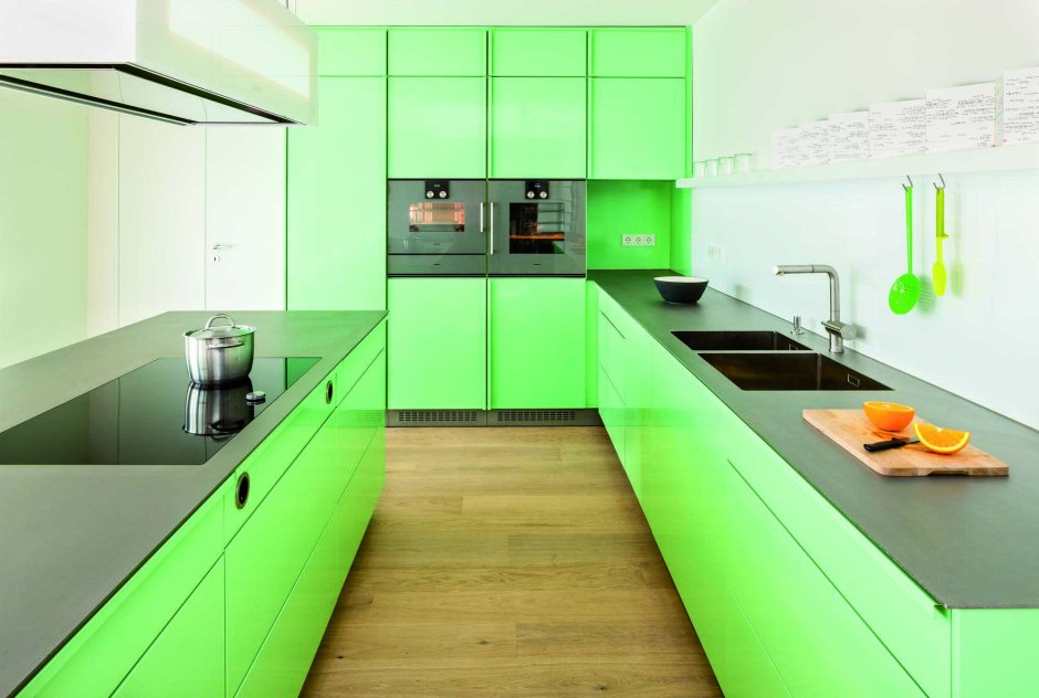Зеленая матовая кухня в интерьере