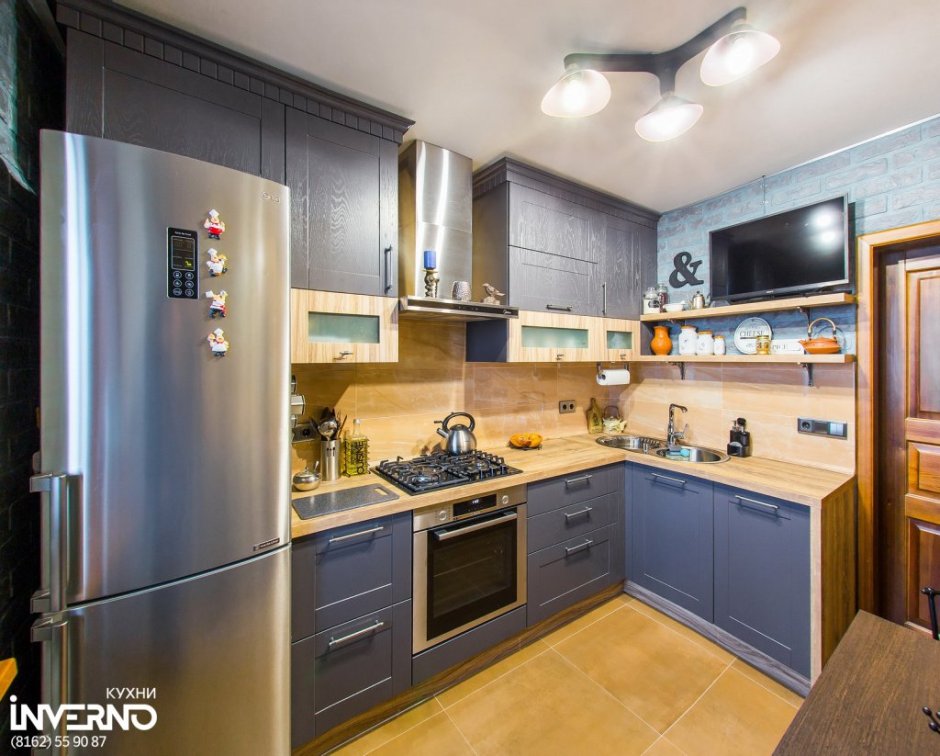 Кухонный гарнитур с серым холодильником