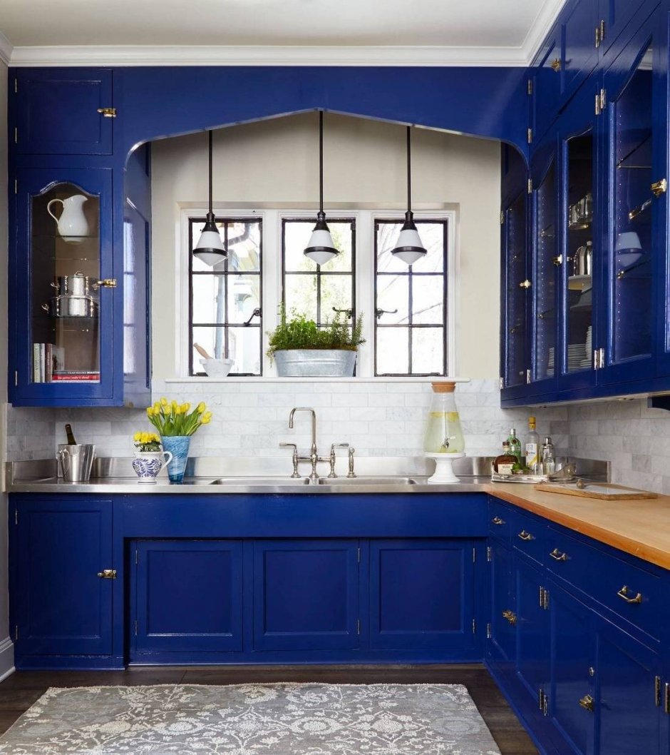 Кухня белый верх синий низ в интерьере